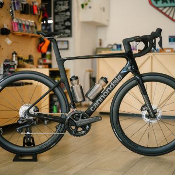 Cannondale SuperSix EVO Hi-MOD 2 — cestovni bicikl u trgovini