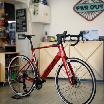 Cannondale Synapse Carbon 4 — cestovni bicikl u radionici